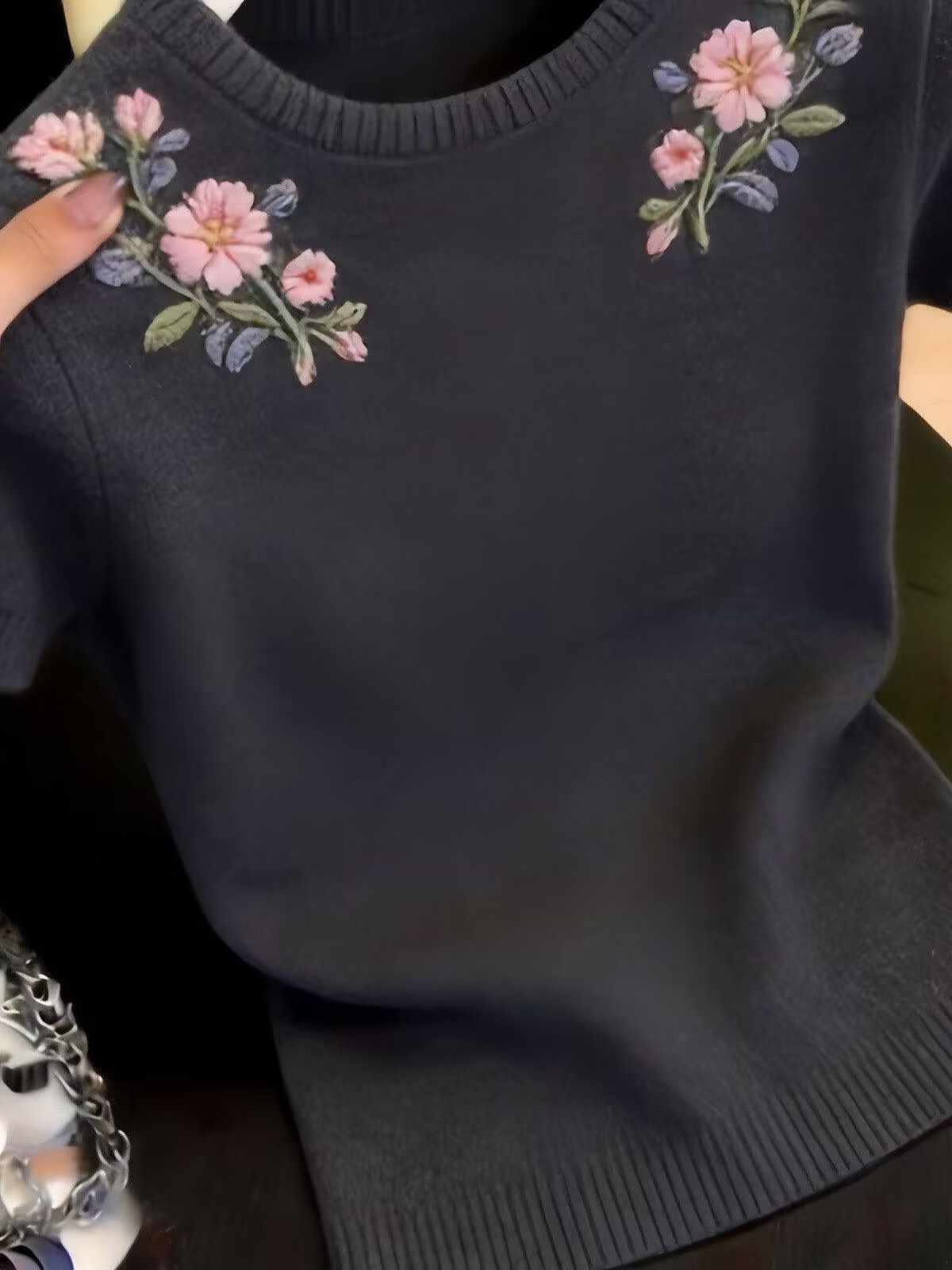 灰色圓領花卉刺繡短袖套頭針織衫女2026夏季新款時尚感軟糯打底衫