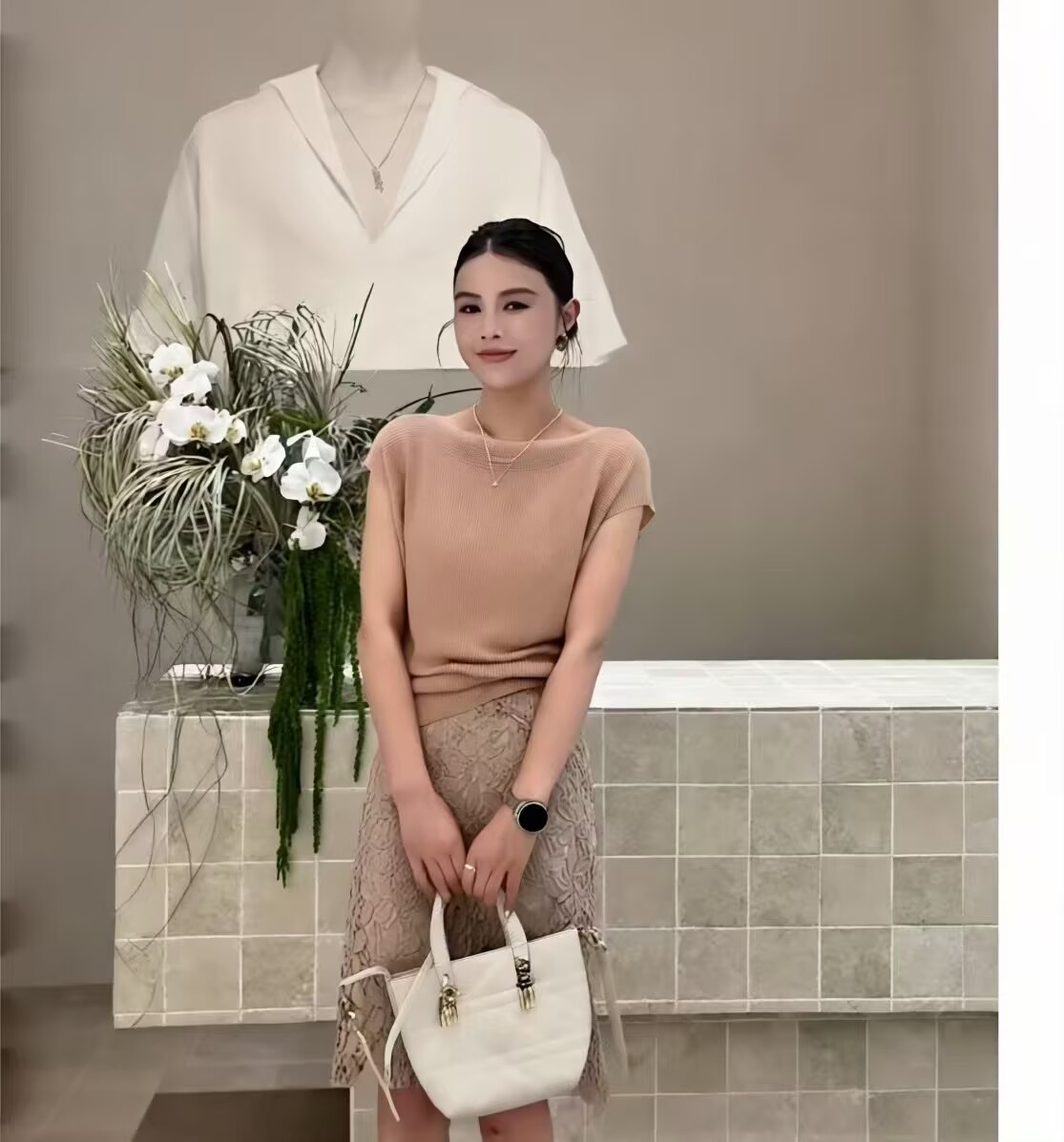 法式溫柔簡約風小蕩領上衣