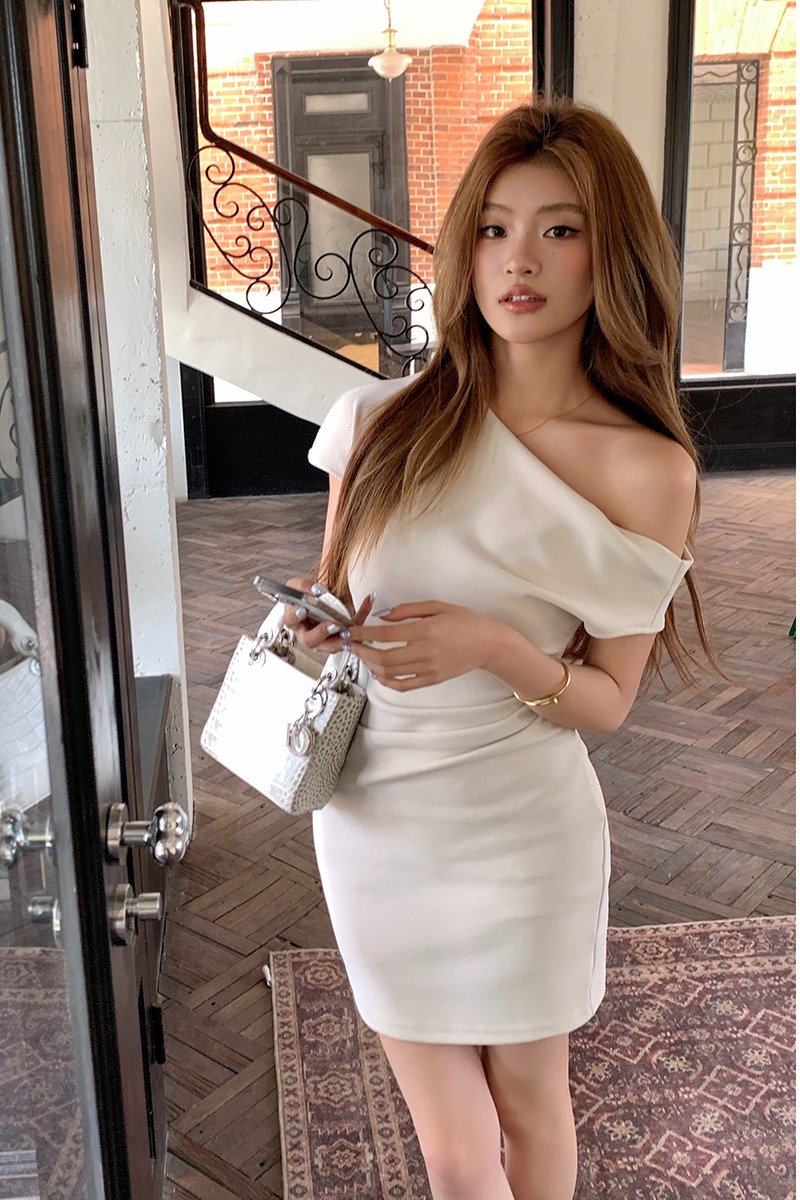 實拍2025春夏新款氣質斜肩露背連衣裙女彈力褶皺修身性感包臀短裙