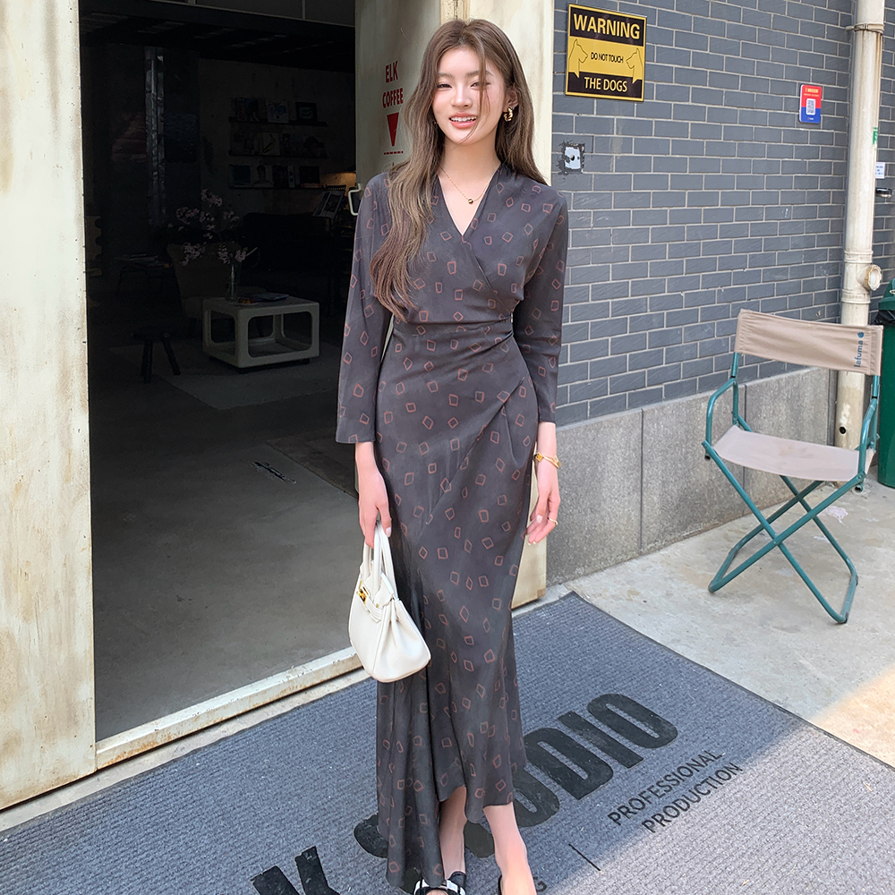 實拍2026春夏新款氣質優雅方格印花修身V領連衣裙女不規則長裙子