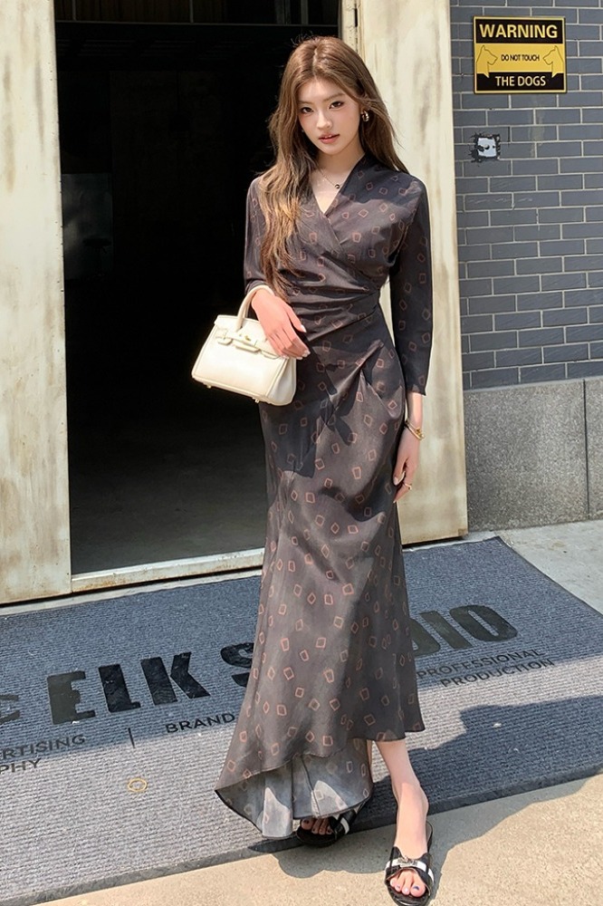 實拍2026春夏新款氣質優雅方格印花修身V領連衣裙女不規則長裙子