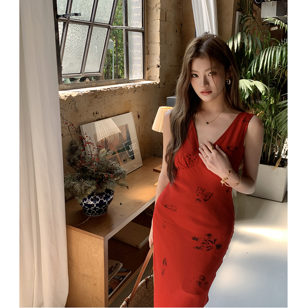 實拍2026春夏新款薔薇紅色印花v領吊帶連衣裙女包臀魚尾度假長裙