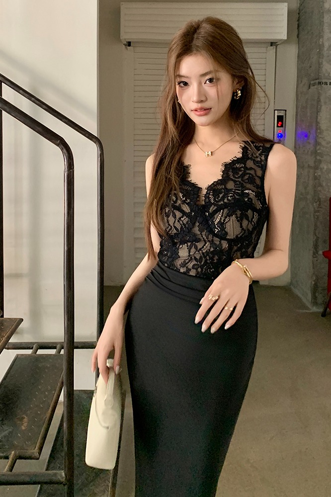 實拍2025春夏新款純欲氣質V領高端蕾絲緞面連衣裙女修身包臀裙子