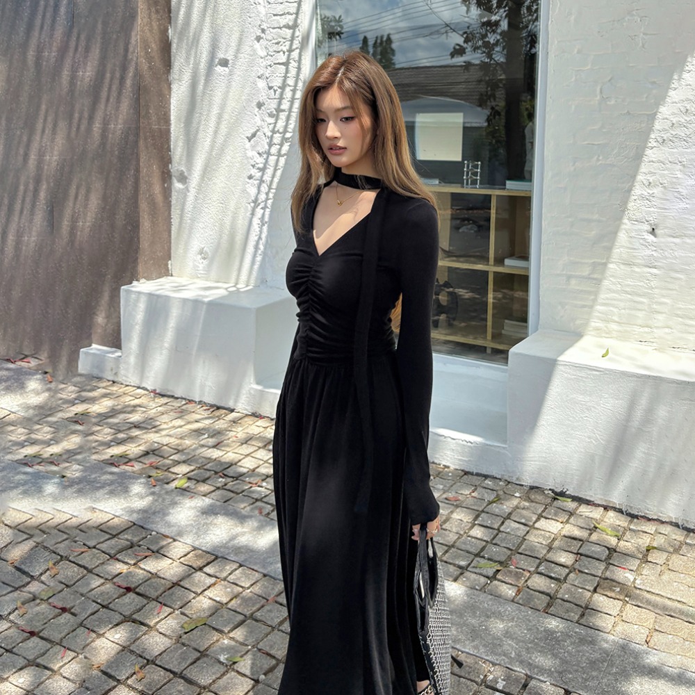 實拍2025秋冬新款設計感褶皺飄帶氣質連衣裙女V領時尚修身a字長裙