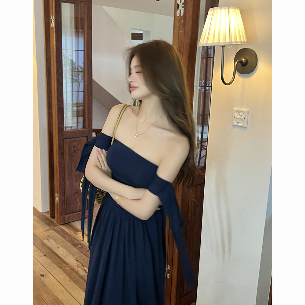 實拍2026夏裝新款氣質抹胸連衣裙女藏藍色袖帶設計感修身飄帶長裙