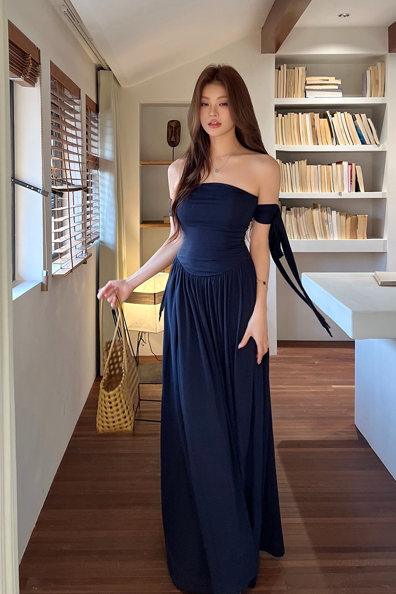實拍2026夏裝新款氣質抹胸連衣裙女藏藍色袖帶設計感修身飄帶長裙