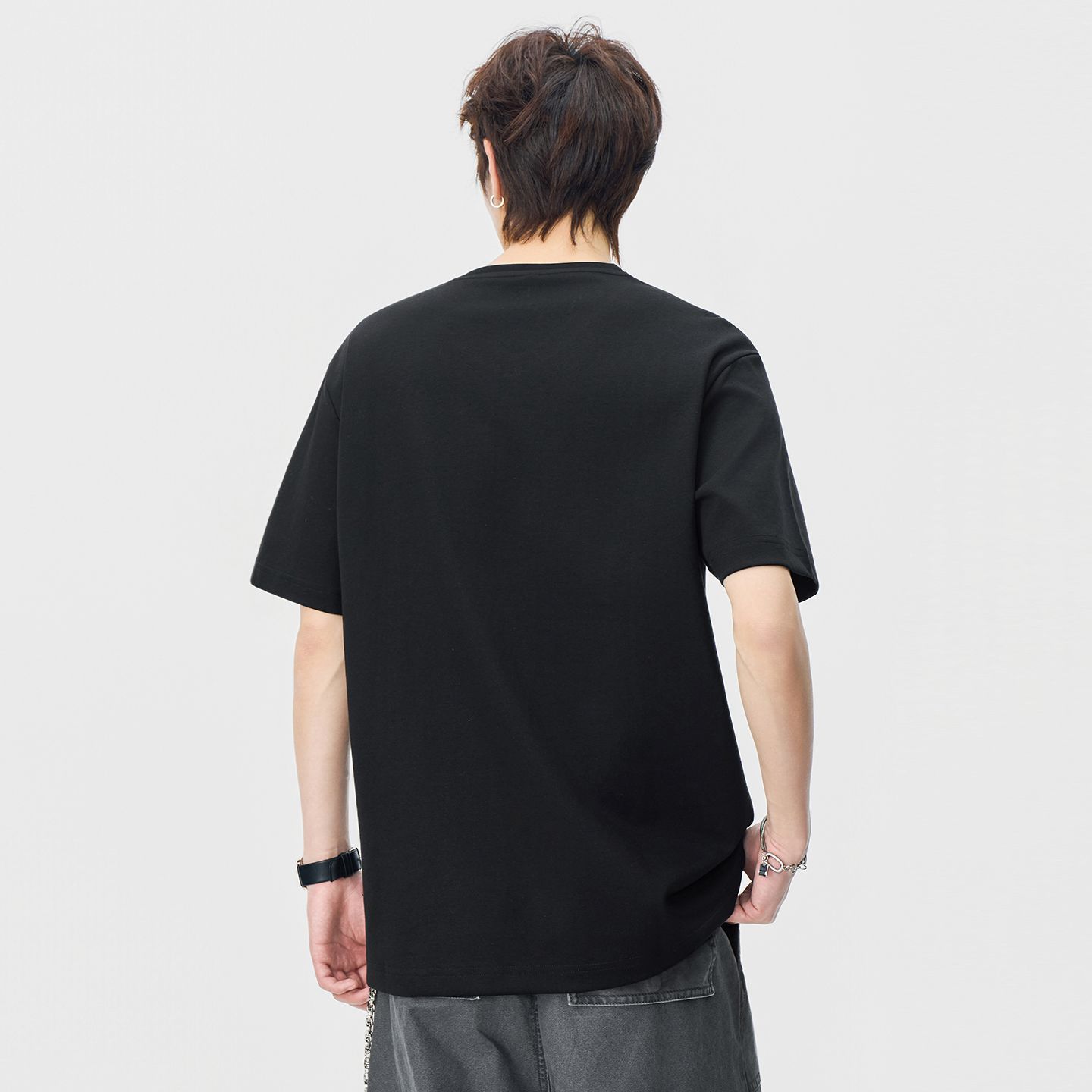 簡約字母刺繡短袖T恤男V領寬松套頭五分袖百搭純色青少年體恤衫