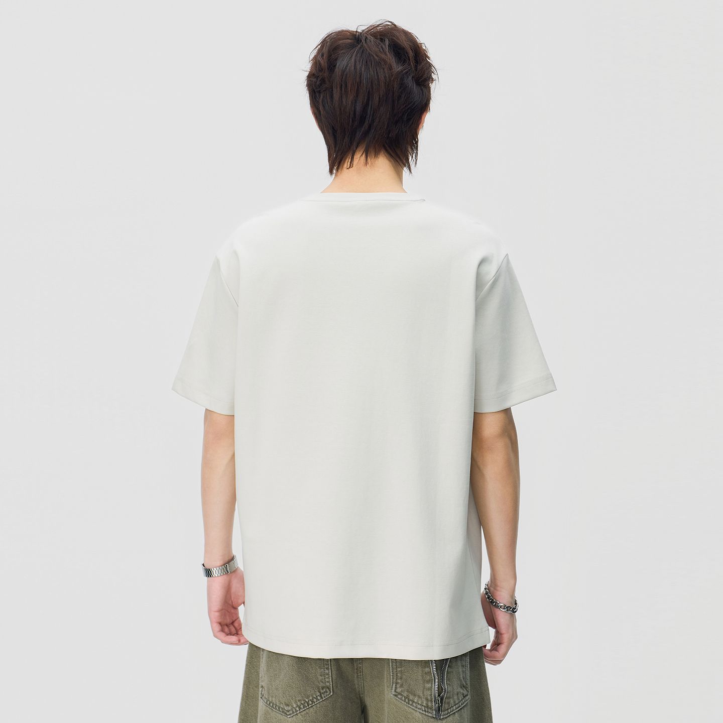 簡約字母刺繡短袖T恤男V領寬松套頭五分袖百搭純色青少年體恤衫