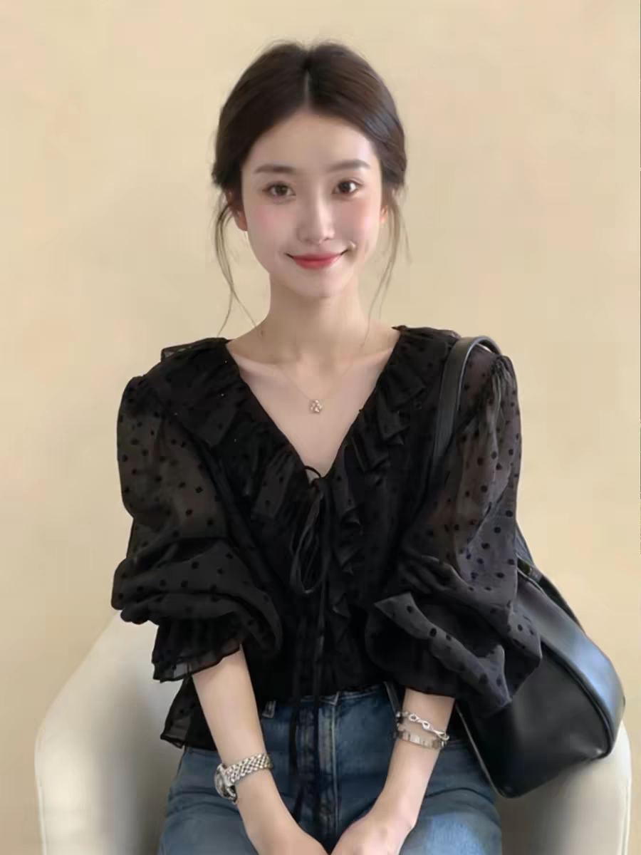 法式黑色荷葉邊波點V領襯衫女2026春季新款小眾設計感燈籠袖上衣
