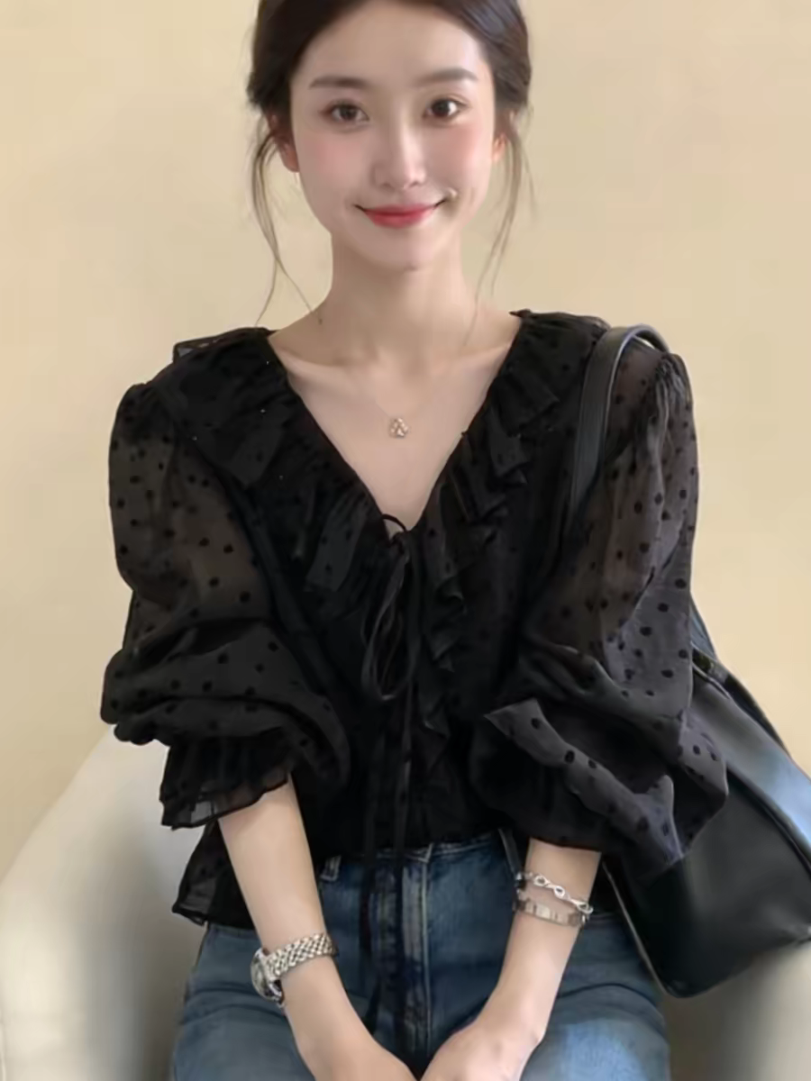 法式黑色荷葉邊波點V領襯衫女2026春季新款小眾設計感燈籠袖上衣