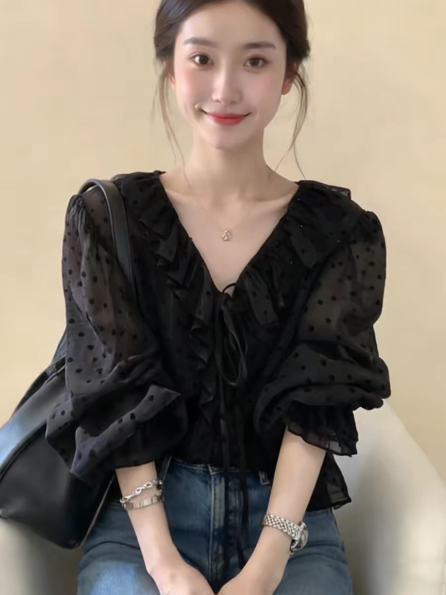 法式黑色荷葉邊波點V領襯衫女2026春季新款小眾設計感燈籠袖上衣