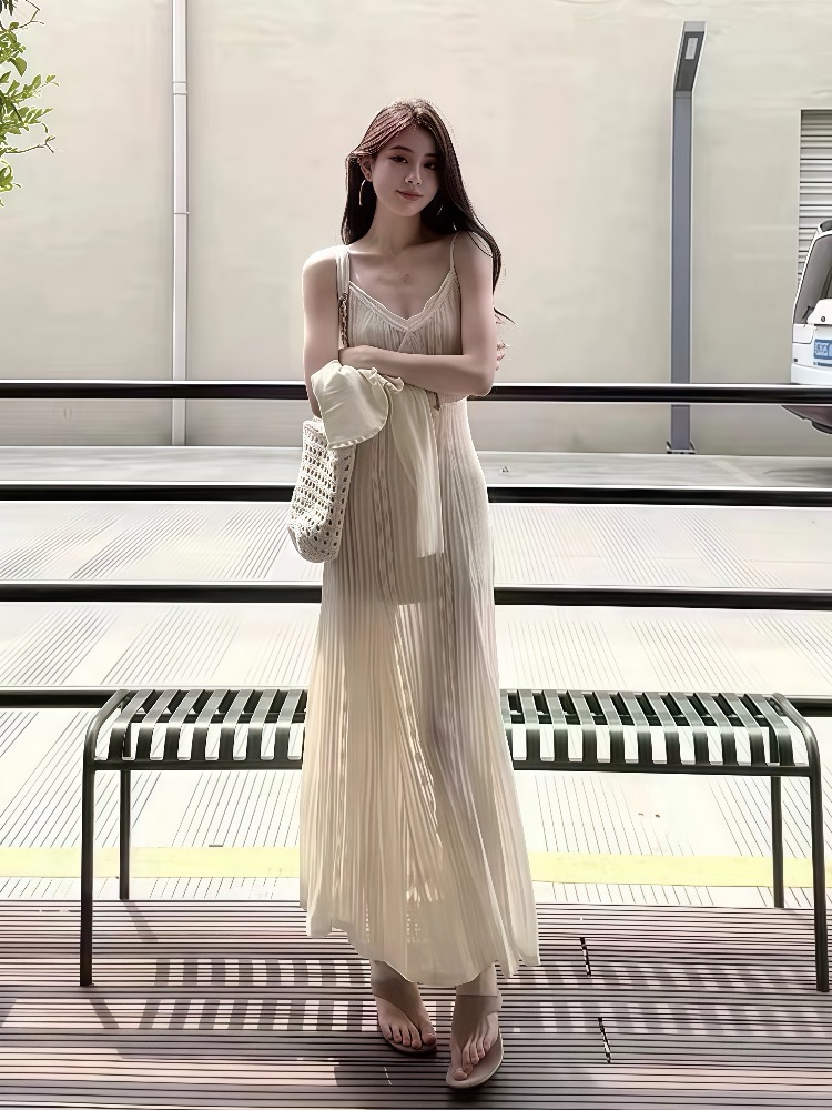 純欲風白色蕾絲拼接吊帶連衣裙女2025新款夏季超好看獨特漂亮長裙
