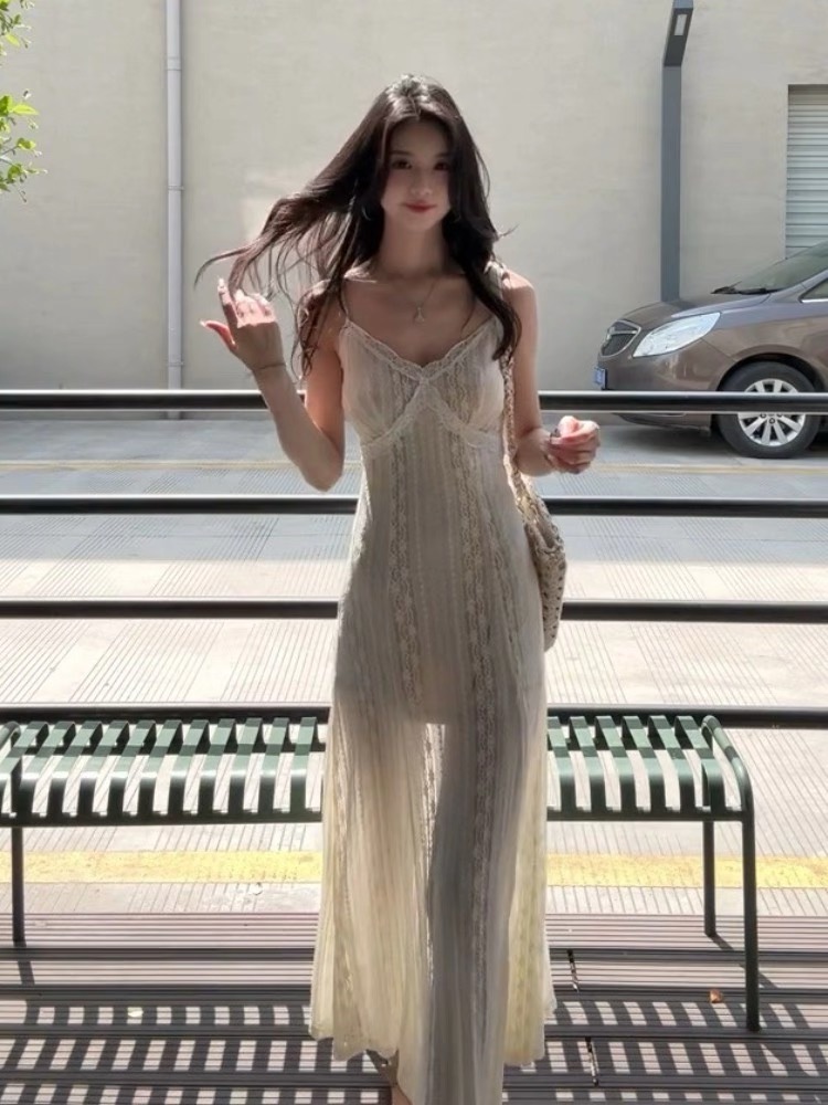 純欲風白色蕾絲拼接吊帶連衣裙女2025新款夏季超好看獨特漂亮長裙