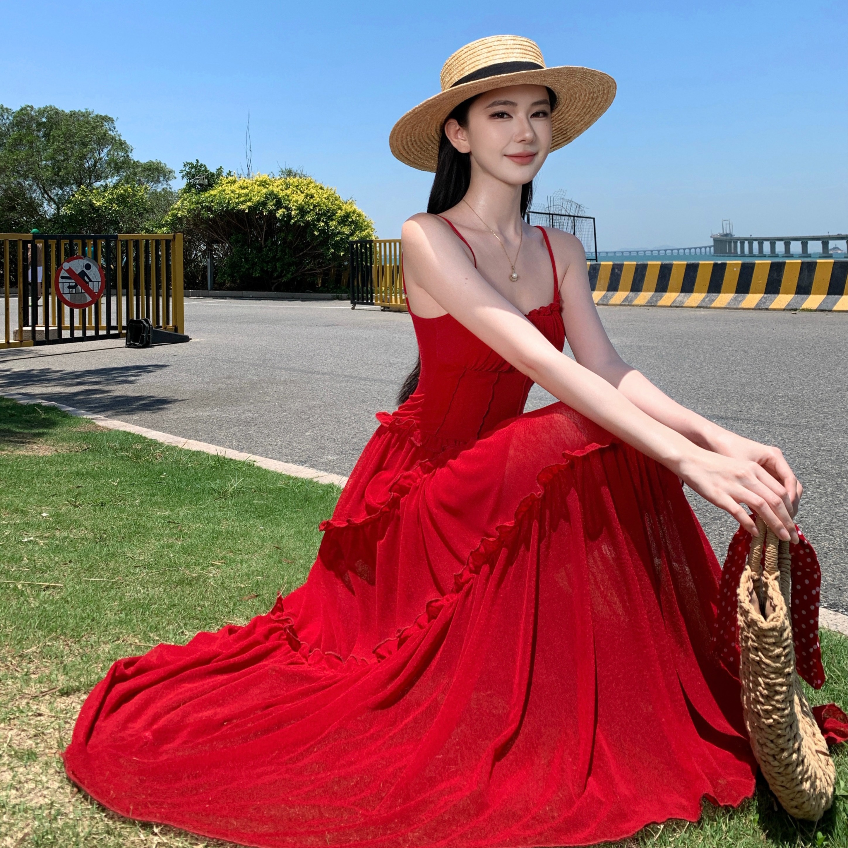 莫里公園 這條連衣裙很顯白 紅色襯膚色褶皺花邊重工吊帶長裙