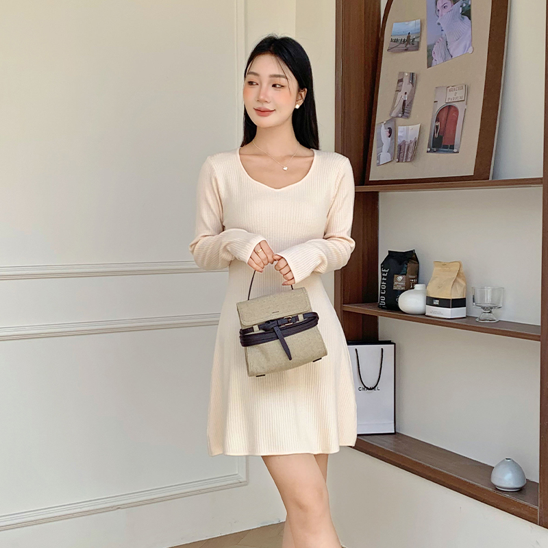 實拍法式復古赫本黑色針織連衣裙秋冬小個子收腰打底毛衣裙子