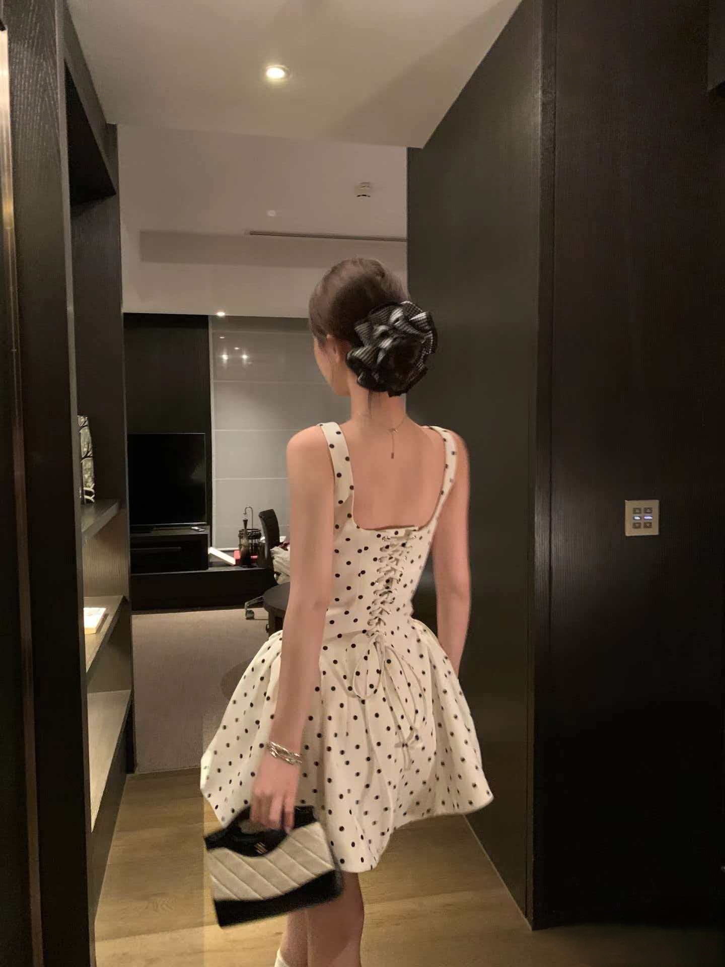 miu系波點杏色方領吊帶連衣裙女春夏法式初戀清純收腰短裙子