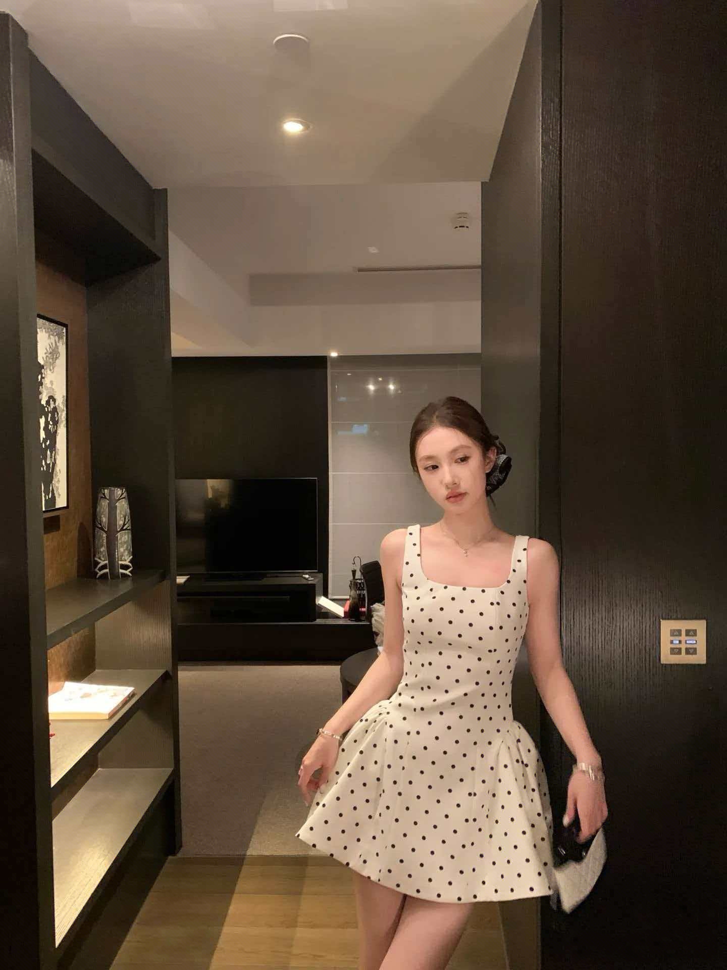 miu系波點杏色方領吊帶連衣裙女春夏法式初戀清純收腰短裙子