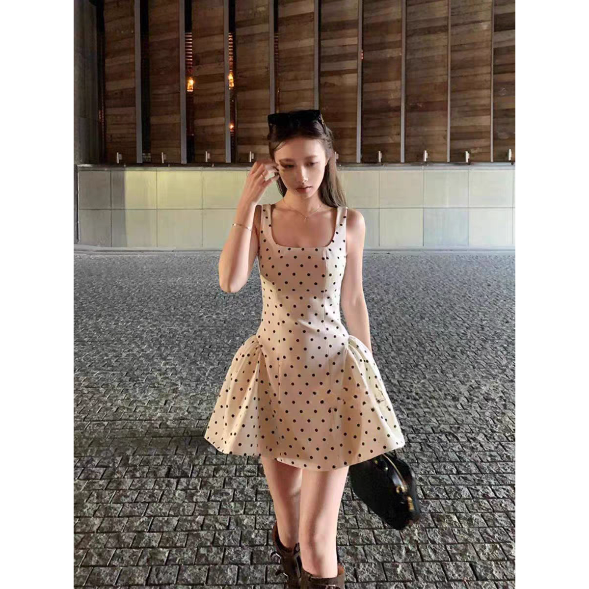 miu系波點杏色方領吊帶連衣裙女春夏法式初戀清純收腰短裙子