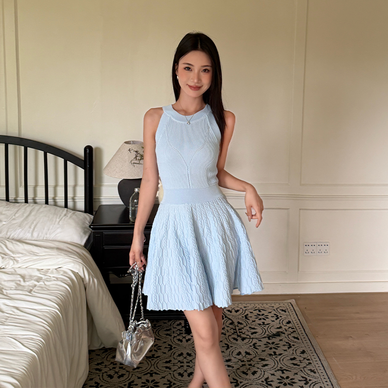 實拍法式掛脖針織連衣裙女夏氣質高級感修身收腰裙子甜美短裙