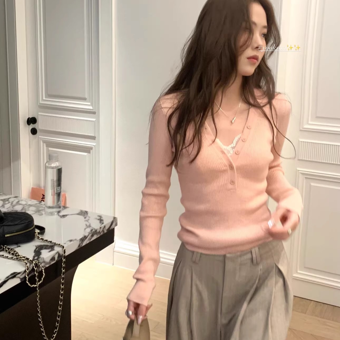 EYGIRL黑哥 紐扣鎖骨衫 心機設計！V領修身彈力顯瘦紐扣針織上衣