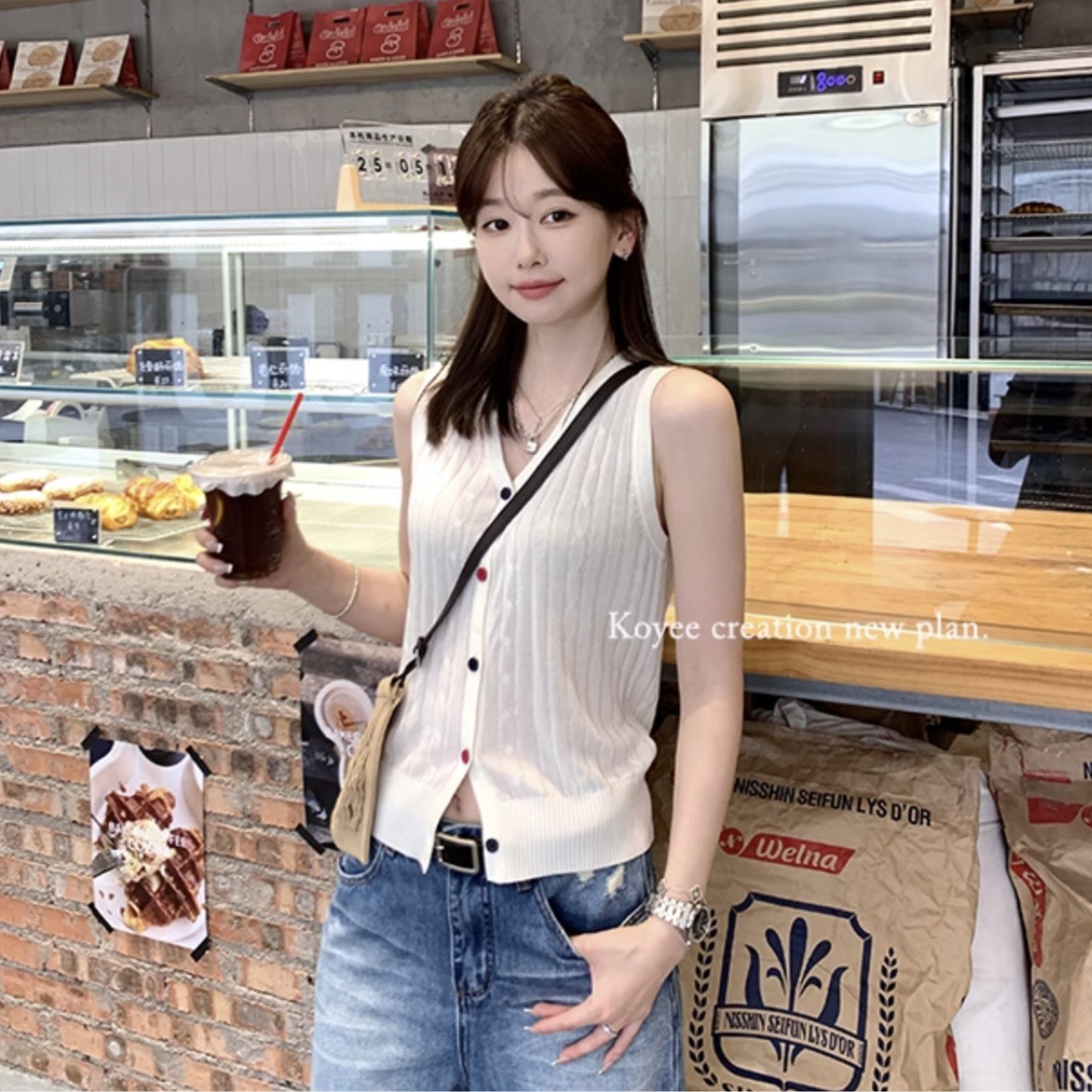 孔一粒 撞色紐扣針織背心女夏季新款設計感短款顯瘦無袖V領上衣