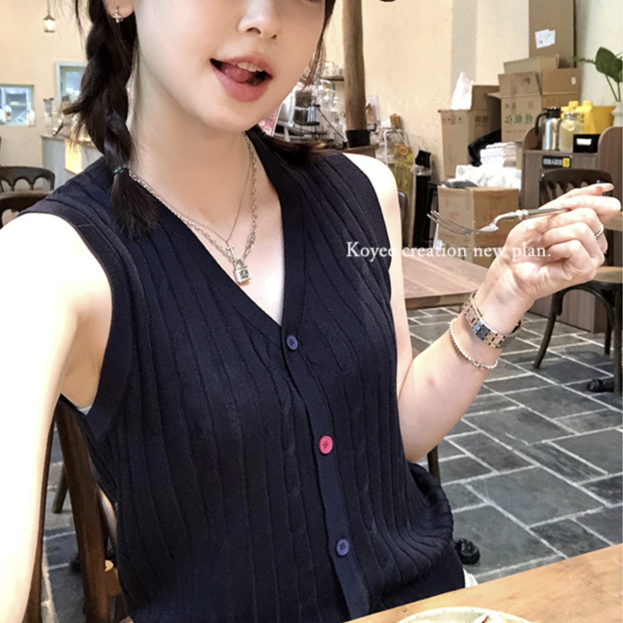 孔一粒 撞色紐扣針織背心女夏季新款設計感短款顯瘦無袖V領上衣
