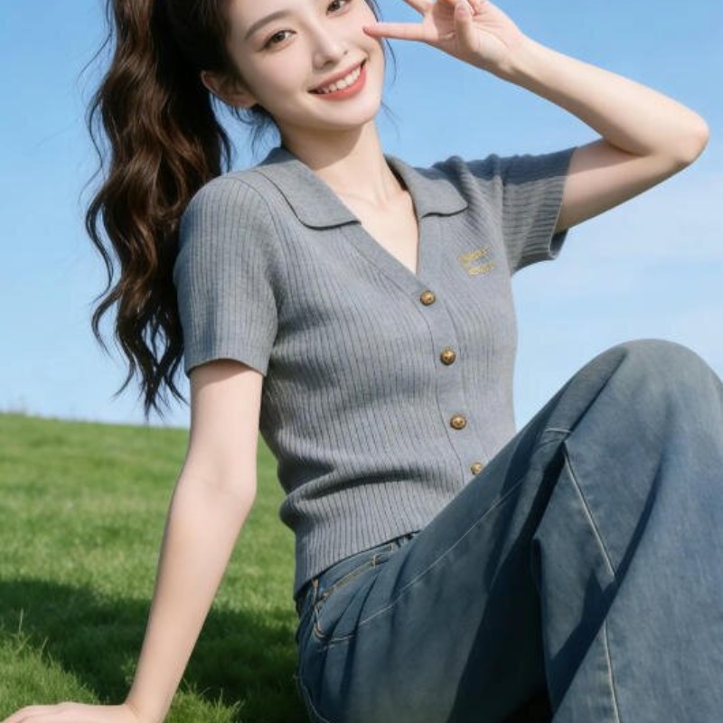 藏青色翻領V領紐扣針織衫短袖T恤女2026新款夏季別致刺繡短款上衣