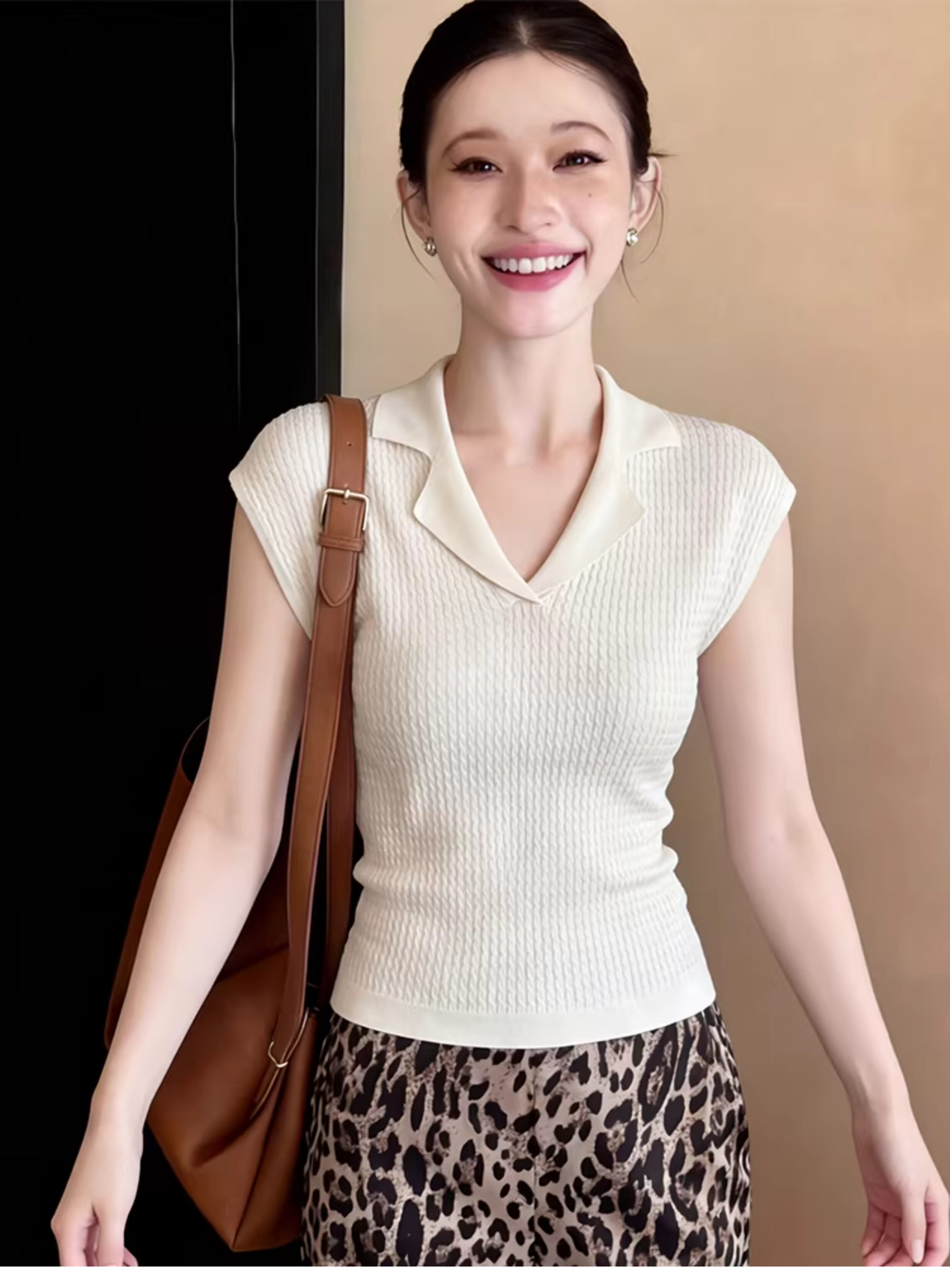 韓系穿搭杏色v領小飛袖正肩t恤女夏季修身設計感冰絲針織短款上衣