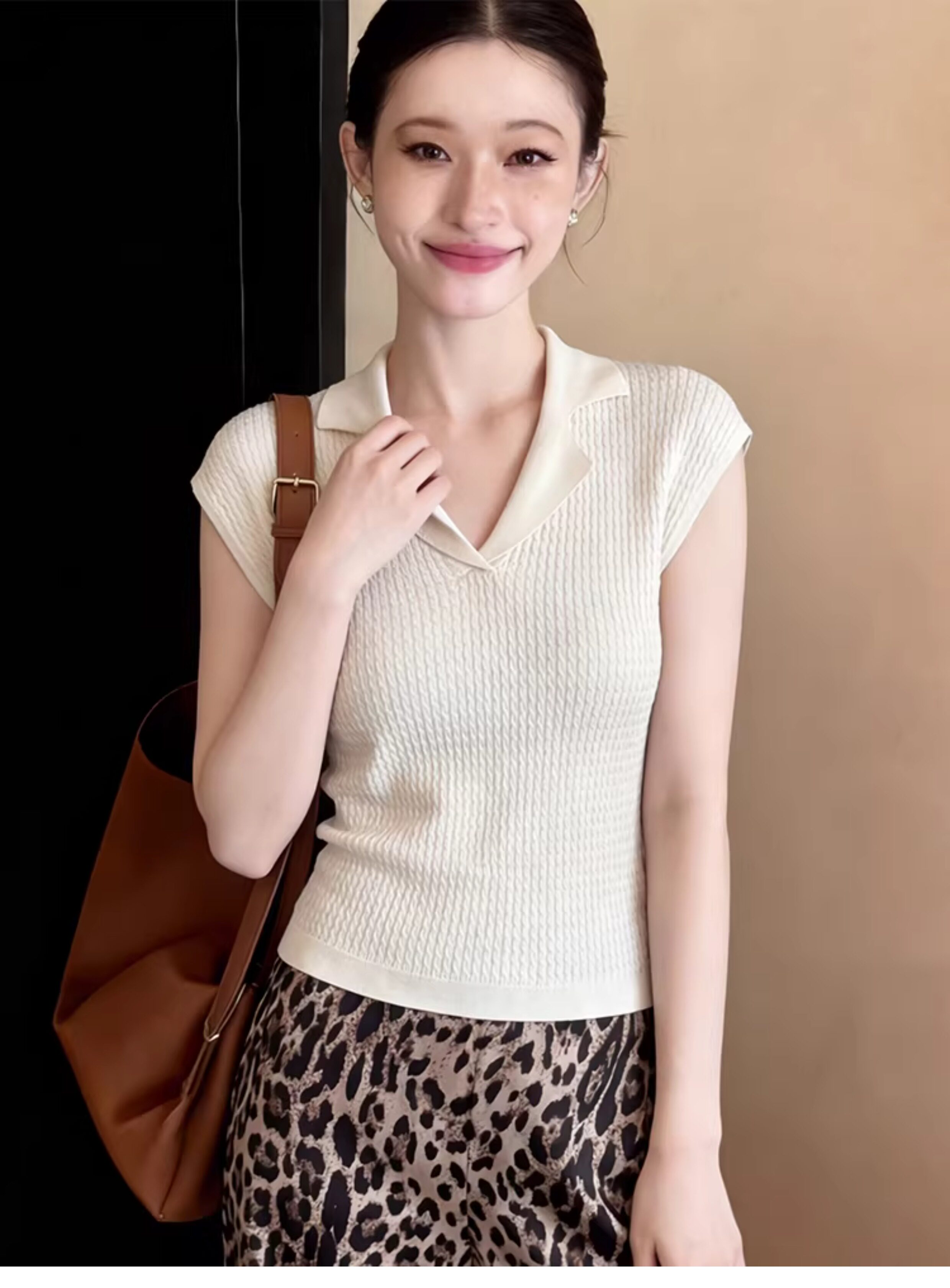韓系穿搭杏色v領小飛袖正肩t恤女夏季修身設計感冰絲針織短款上衣