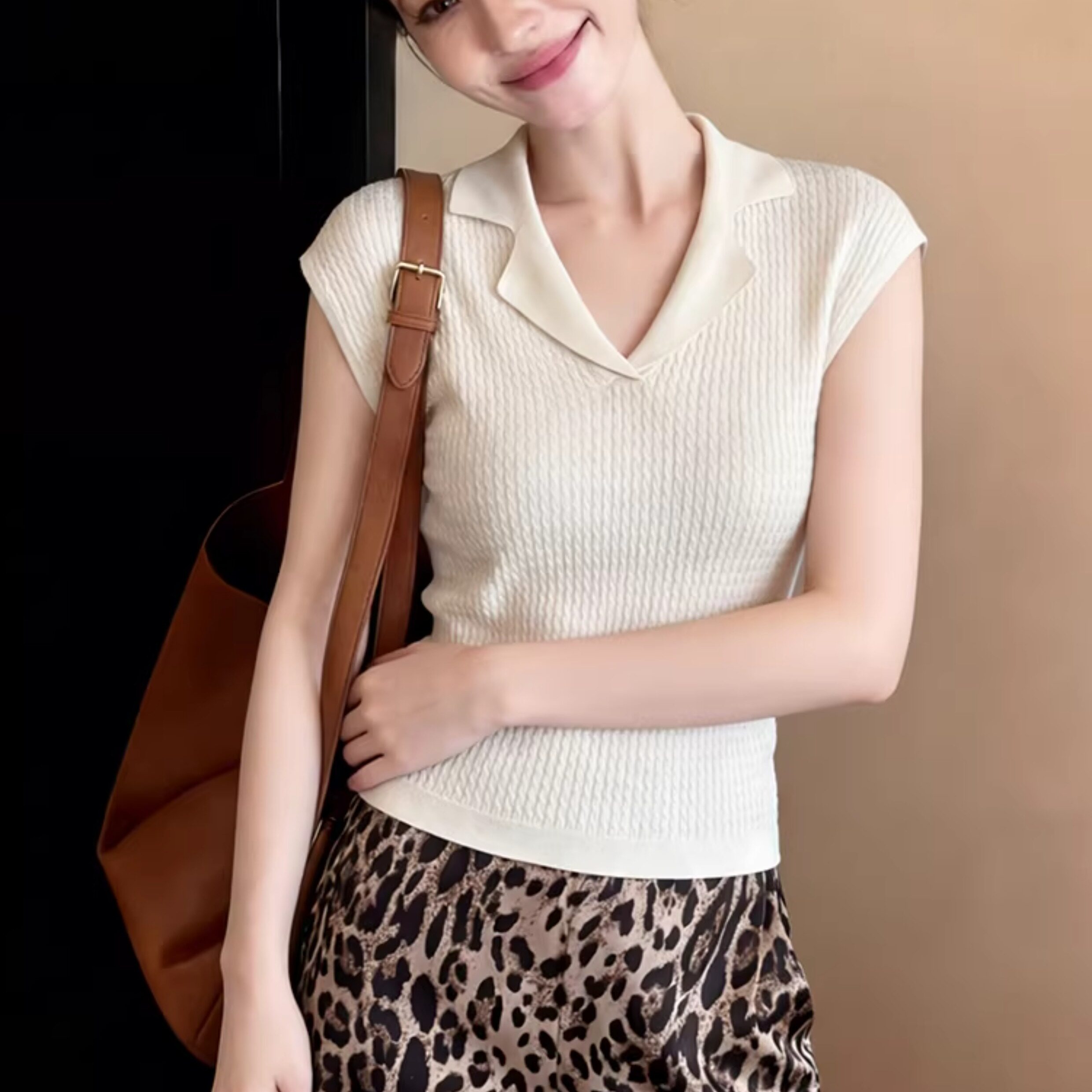 韓系穿搭杏色v領小飛袖正肩t恤女夏季修身設計感冰絲針織短款上衣