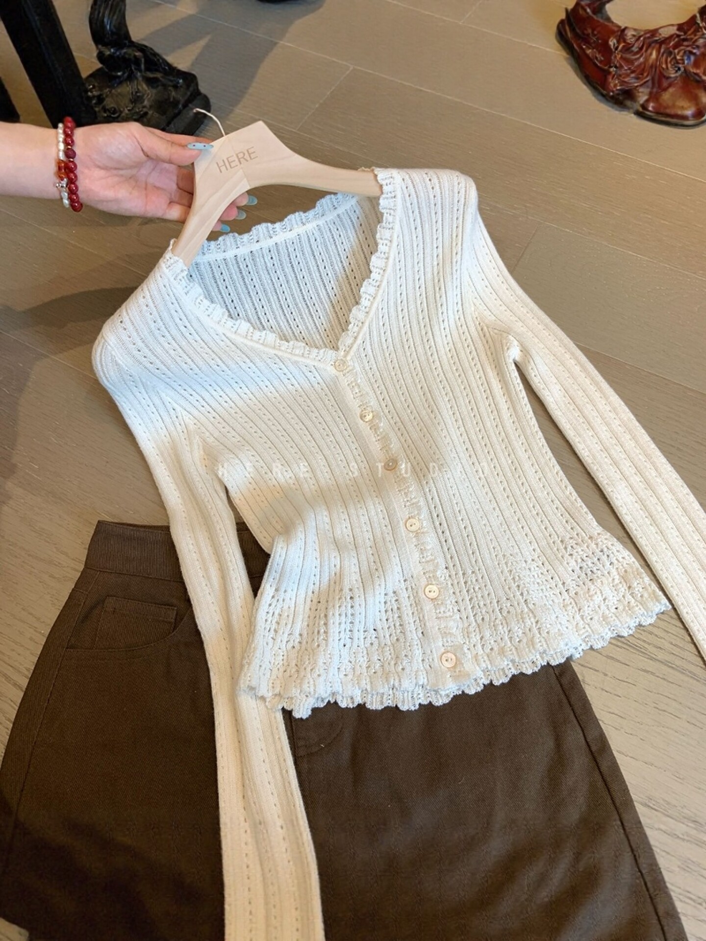 法式復古白色V領花邊鏤空針織開衫女夏季設計感小眾獨特絕美上衣