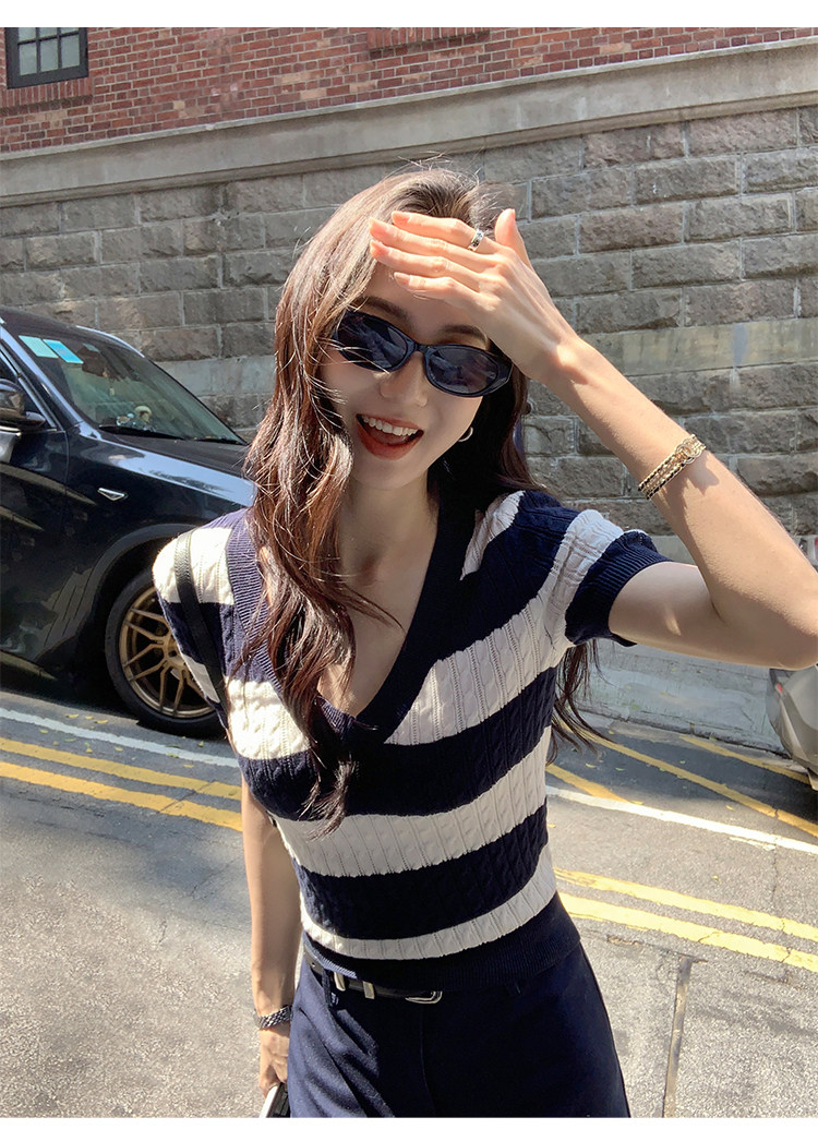 MULVAN 奧地利時分 條紋V領套頭上衣短袖女夏季復古麻花顯瘦毛衣