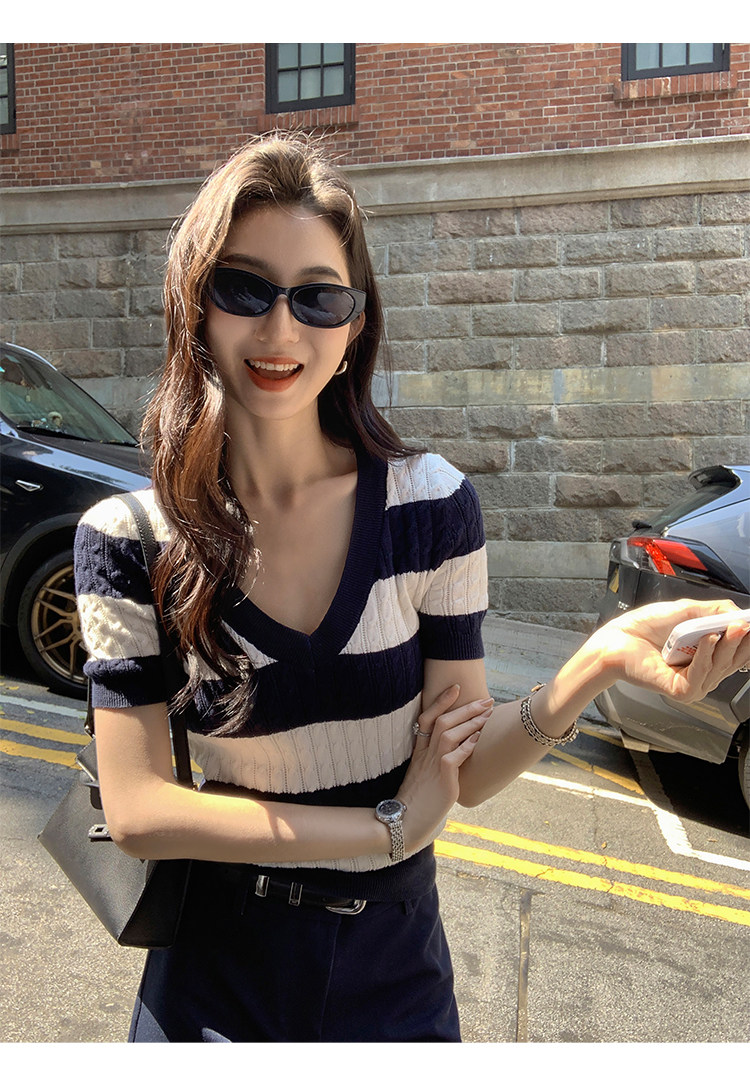MULVAN 奧地利時分 條紋V領套頭上衣短袖女夏季復古麻花顯瘦毛衣