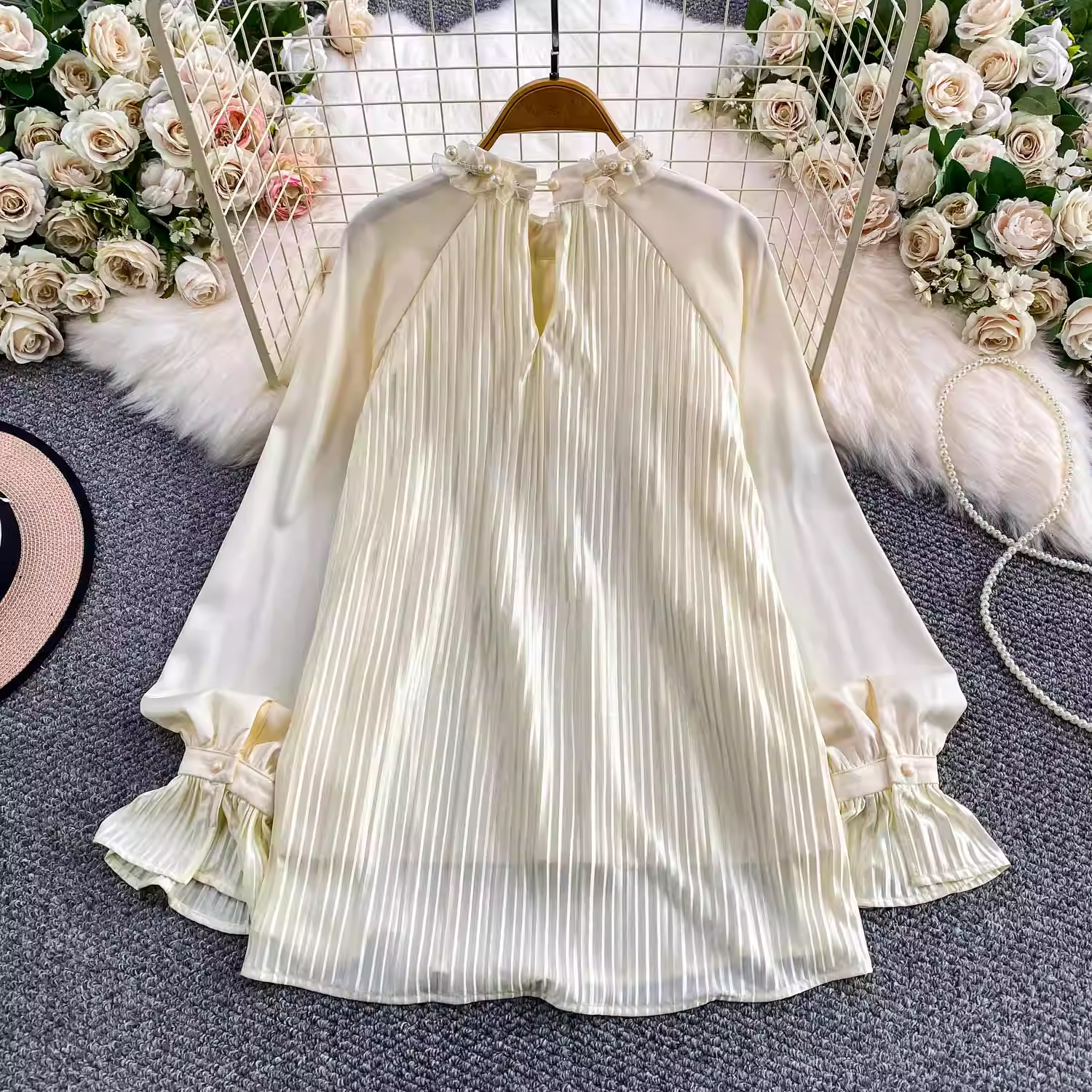 輕奢千金風釘珠立體花朵圓領襯衫女秋冬季名媛優雅百褶喇叭袖上衣