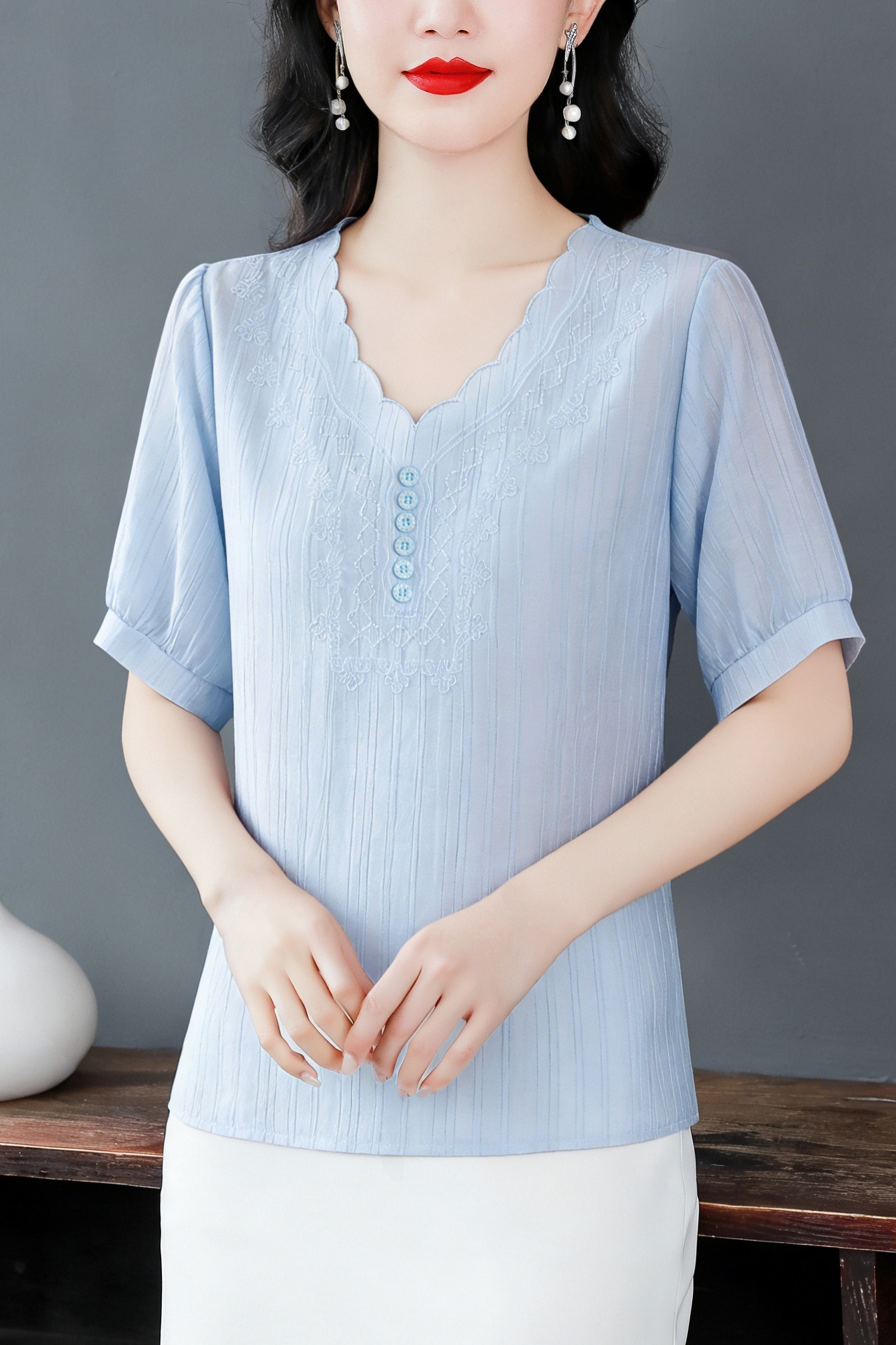 洋氣媽媽裝V領短袖刺繡上衣中老年女裝寬松顯瘦減齡百搭小衫