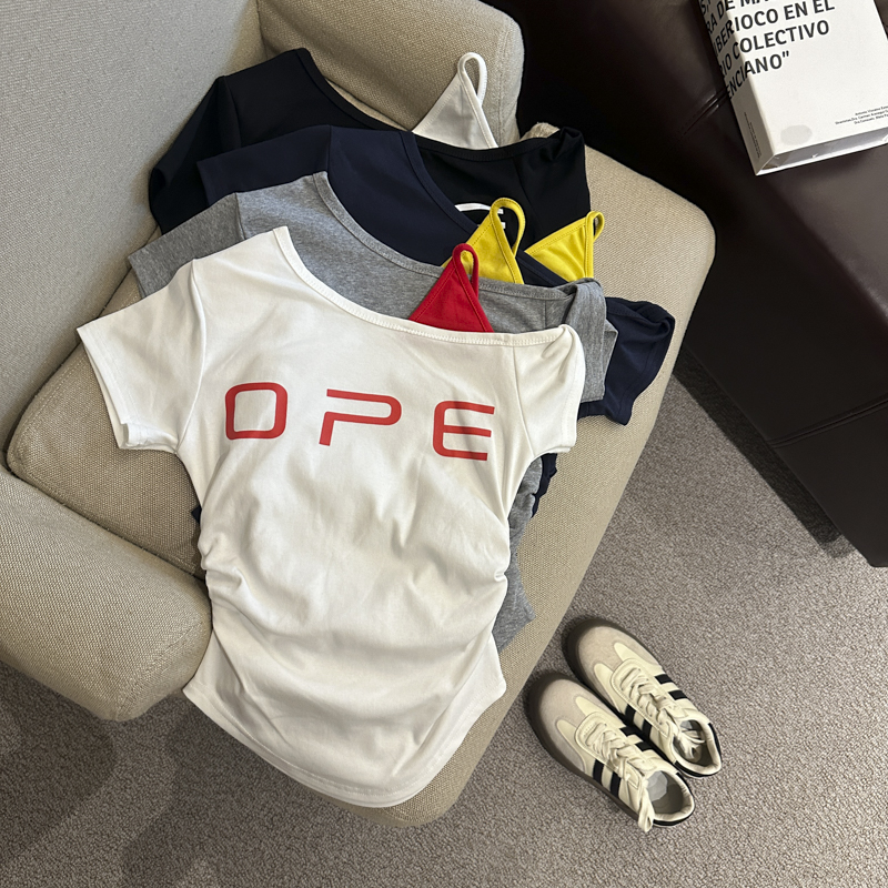 辣妹假两件短袖T恤辣妹设计感字母印花上衣带垫肩 服裝批發女裝批發服飾貨源
