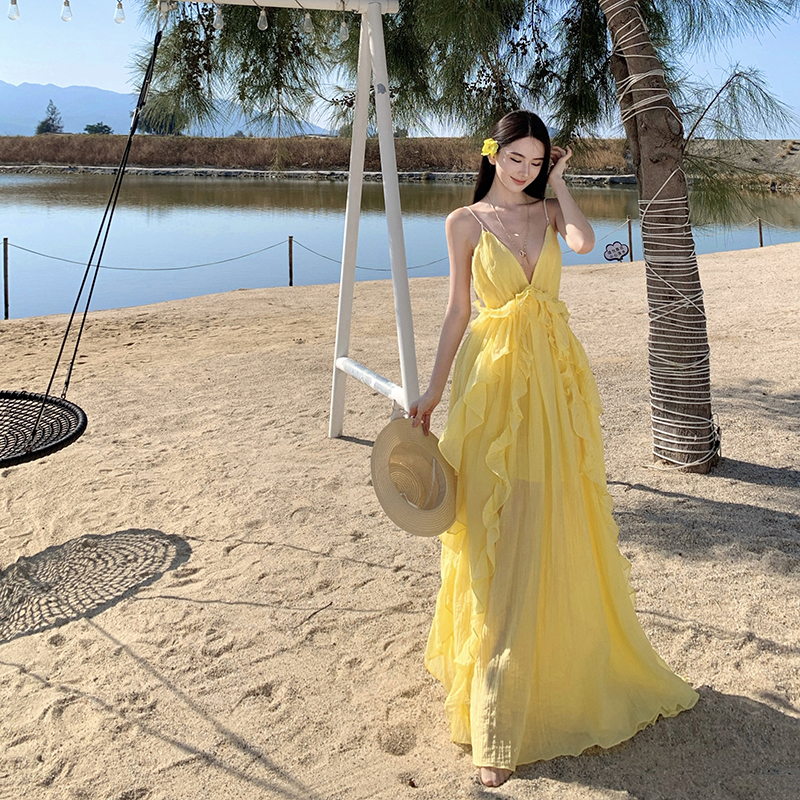 海邊度假風連衣裙女裝夏季2025新款名媛氣質掛脖露背黃色長款裙子