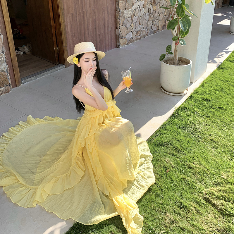 海邊度假風連衣裙女裝夏季2025新款名媛氣質掛脖露背黃色長款裙子