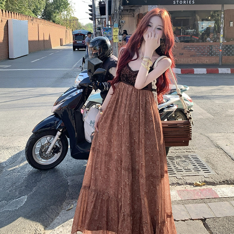 純欲風溫柔吊帶連衣裙女春季新款收腰顯瘦亮片設計感小眾拼接長裙