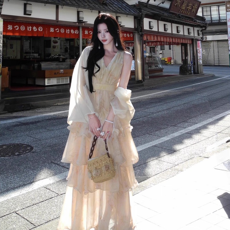 度假風收腰蛋糕裙v領吊帶連衣裙女春夏特別漂亮掐腰裙子