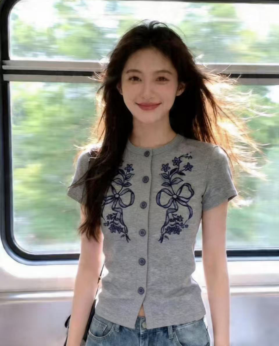 韓系復古高級感灰色印花單排扣短袖T恤女夏季款小眾洋氣修身上衣