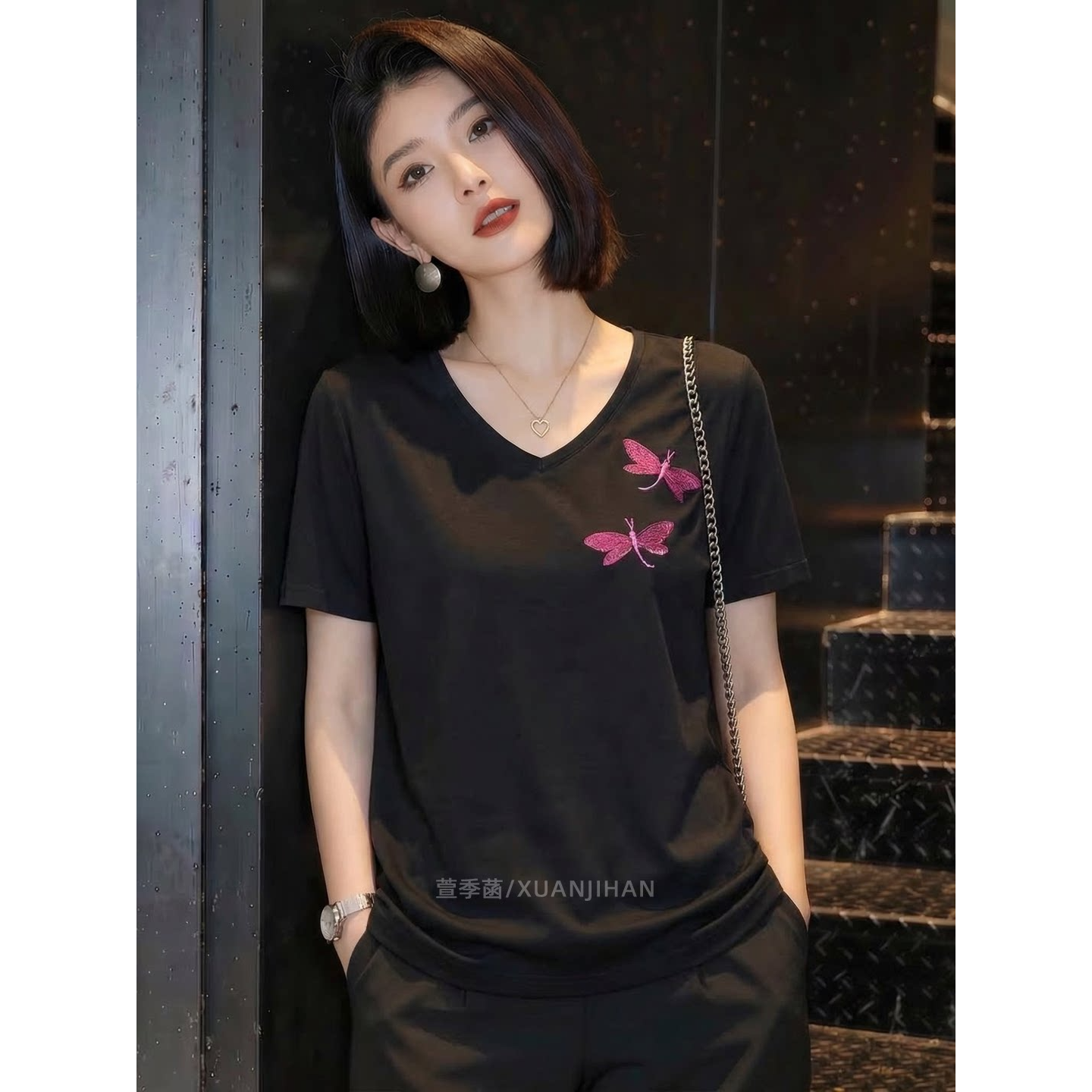 2026夏季新款黑色窄V領短袖T恤女刺繡蜻蜓簡約顯瘦百搭減齡上衣潮