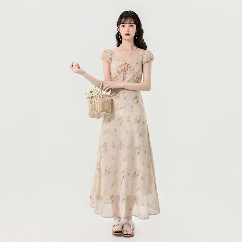 實拍2026夏季新款法式V領溫柔優雅蕾絲木耳邊長款碎花連衣裙