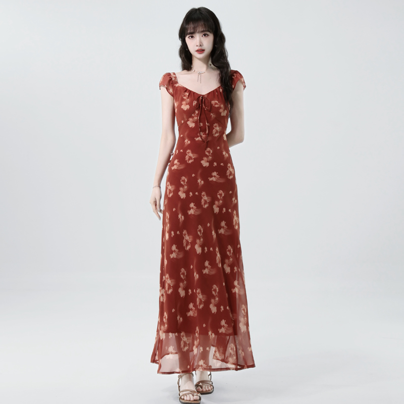 實拍2026夏季新款法式V領小飛袖優雅小女人度假風長款碎花連衣裙