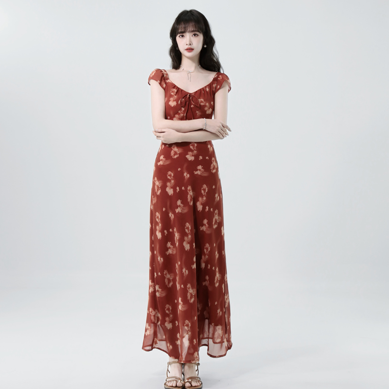實拍2026夏季新款法式V領小飛袖優雅小女人度假風長款碎花連衣裙