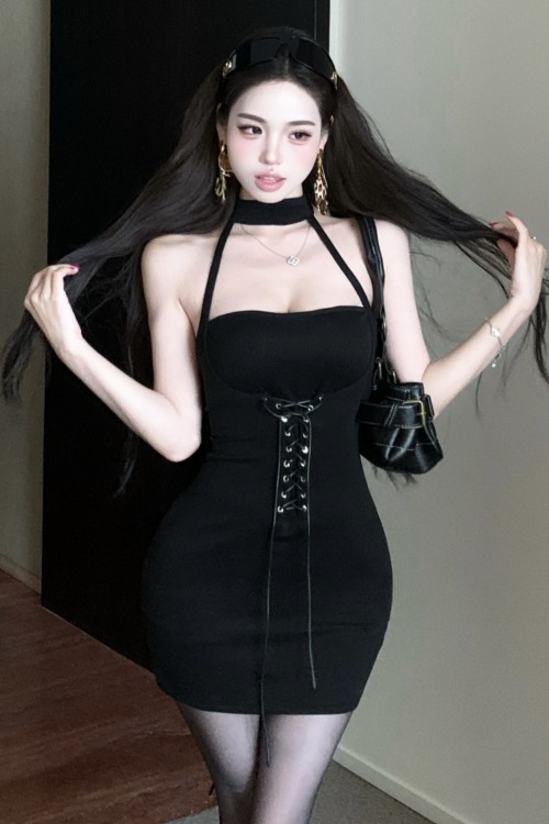 實拍實價 辣妹修身顯瘦設計感打孔綁帶針織掛脖連衣裙短款
