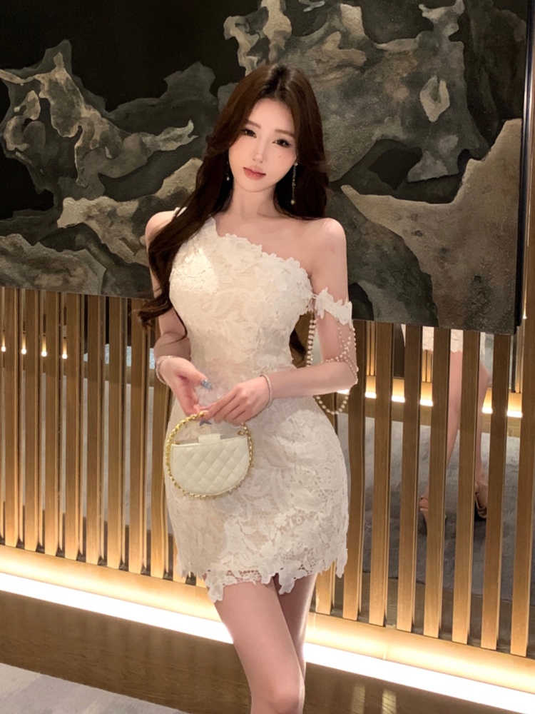 實拍實價斜肩連衣裙女春夏高級感鏤空蕾絲純欲露肩裙