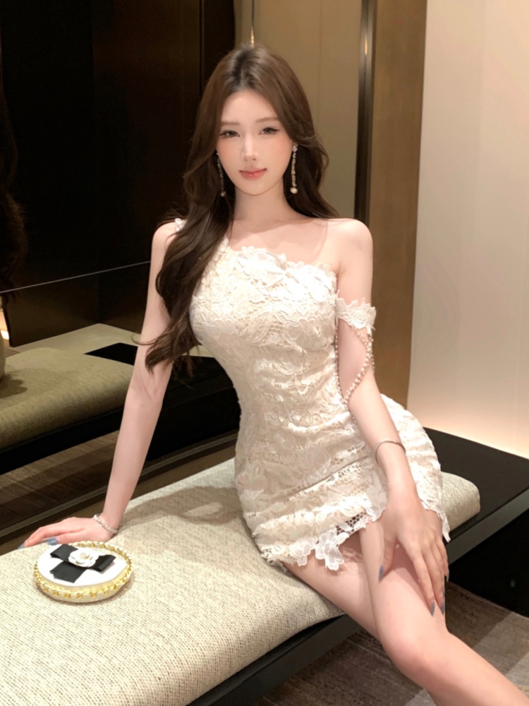 實拍實價斜肩連衣裙女春夏高級感鏤空蕾絲純欲露肩裙