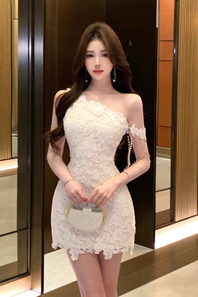 實拍實價斜肩連衣裙女春夏高級感鏤空蕾絲純欲露肩裙