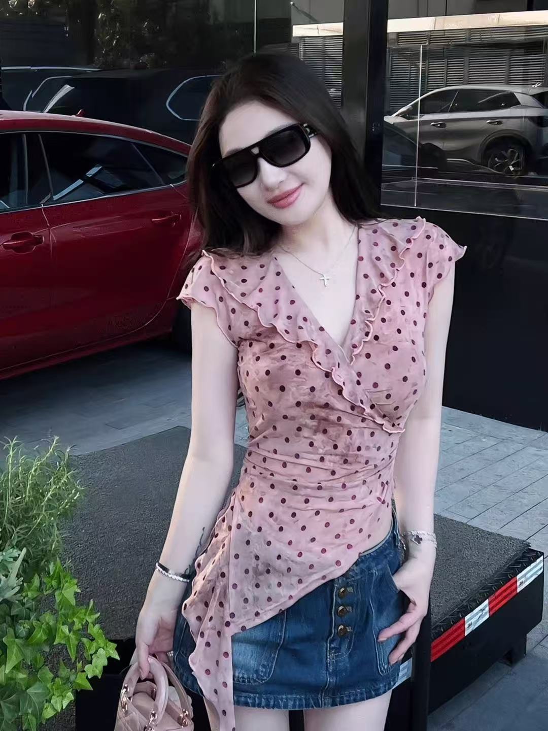 MY11213# 大码荷叶边V领不规则上衣女夏季薄款波点设计感百搭上衣女裝...
